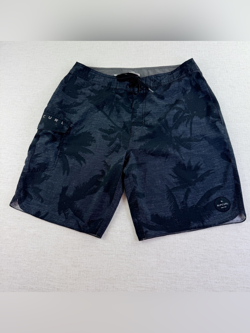 Rip Curl Men's Palm-Print Swim Shorts in grey black size 32 side pocket